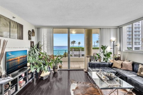 Condo in Miami Beach, Florida, 2 bedrooms  № 868359 - photo 3