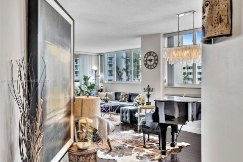 Condo in Miami Beach, Florida, 2 bedrooms  № 868359 - photo 11