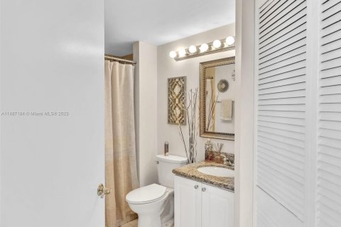 Condo in Miami Beach, Florida, 2 bedrooms  № 868359 - photo 22