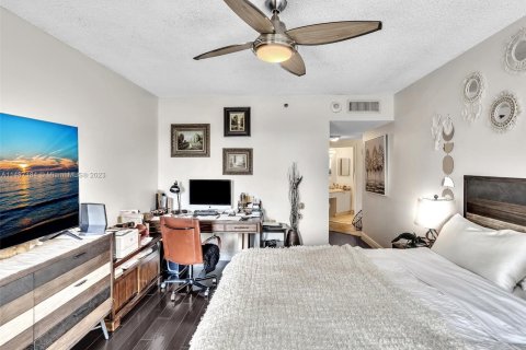 Condo in Miami Beach, Florida, 2 bedrooms  № 868359 - photo 15