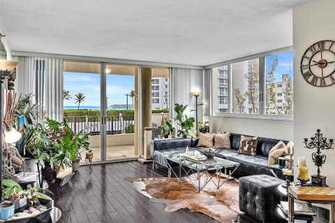 Condo in Miami Beach, Florida, 2 bedrooms  № 868359 - photo 9