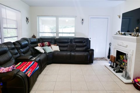 House in Miami, Florida 4 bedrooms, 115.66 sq.m. № 1388154 - photo 21