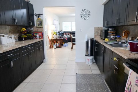 House in Miami, Florida 4 bedrooms, 115.66 sq.m. № 1388154 - photo 5