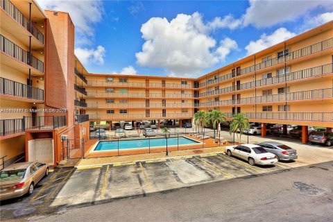 Condominio en venta en Hialeah, Florida, 2 dormitorios, 74.51 m2 № 1234213 - foto 2