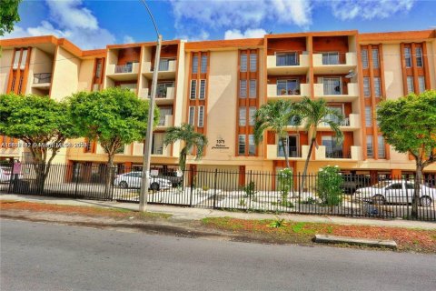 Condominio en venta en Hialeah, Florida, 2 dormitorios, 74.51 m2 № 1234213 - foto 1