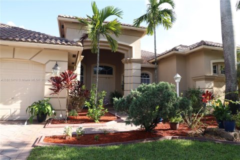 House in Pembroke Pines, Florida 4 bedrooms, 361.3 sq.m. № 1234159 - photo 6