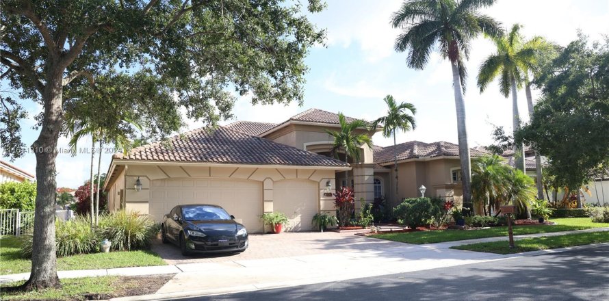 House in Pembroke Pines, Florida 4 bedrooms, 361.3 sq.m. № 1234159