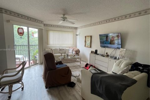 Condominio en venta en Pembroke Pines, Florida, 1 dormitorio, 98.1 m2 № 1329335 - foto 1