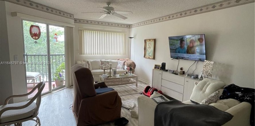 Condo in Pembroke Pines, Florida, 1 bedroom  № 1329335