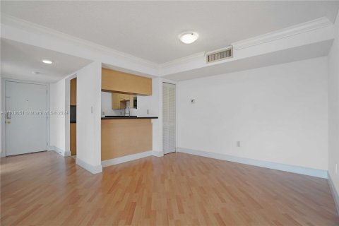 Condo in Miami, Florida, 2 bedrooms  № 1388121 - photo 7