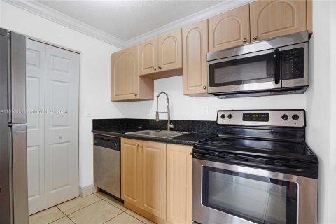 Condo in Miami, Florida, 2 bedrooms  № 1388121 - photo 3