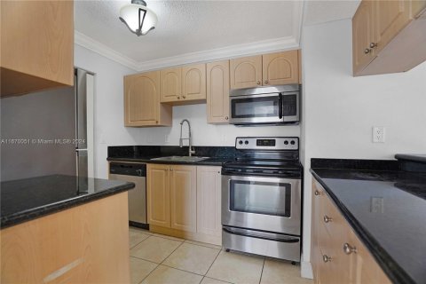 Condo in Miami, Florida, 2 bedrooms  № 1388121 - photo 2