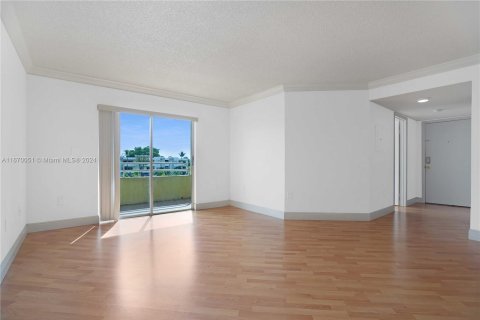 Condo in Miami, Florida, 2 bedrooms  № 1388121 - photo 1