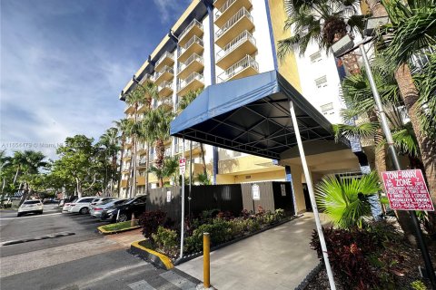 Condo in Miami, Florida, 1 bedroom  № 1348973 - photo 3