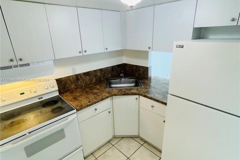 Condominio en alquiler en Miami, Florida, 1 dormitorio, 55.56 m2 № 1348973 - foto 10