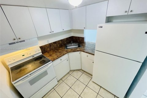 Condo in Miami, Florida, 1 bedroom  № 1348973 - photo 1