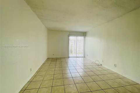 Condo in Miami, Florida, 1 bedroom  № 1348973 - photo 11