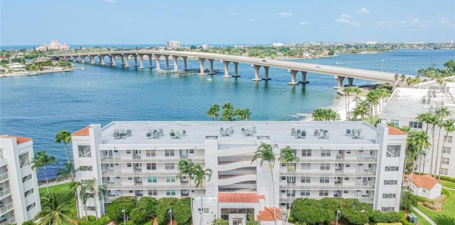 Condominio en Saint Petersburg, Florida, 2 dormitorios  № 225456