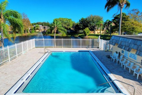 Townhouse in Lake Worth, Florida 2 bedrooms, 123.37 sq.m. № 1154102 - photo 16