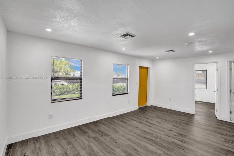Casa en venta en West Park, Florida, 6 dormitorios, 204.48 m2 № 1118347 - foto 4
