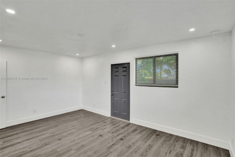 Casa en venta en West Park, Florida, 6 dormitorios, 204.48 m2 № 1118347 - foto 20