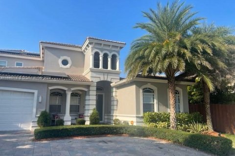 Villa ou maison à vendre à Cutler Bay, Floride: 4 chambres, 248.05 m2 № 1188323 - photo 1