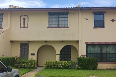 Casa en venta en Lauderdale Lakes, Florida, 3 dormitorios, 132.39 m2 № 1171387 - foto 1