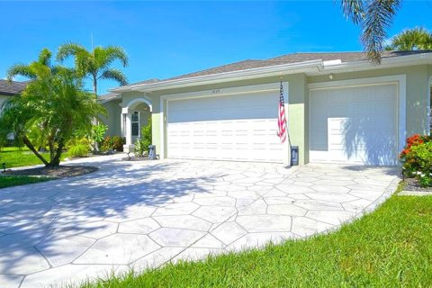 House in Punta Gorda, Florida 3 bedrooms, 182.83 sq.m. № 1278879 - photo 7