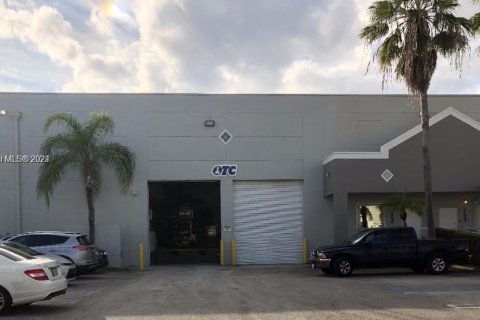 Commercial property in Doral, Florida № 1142081 - photo 2