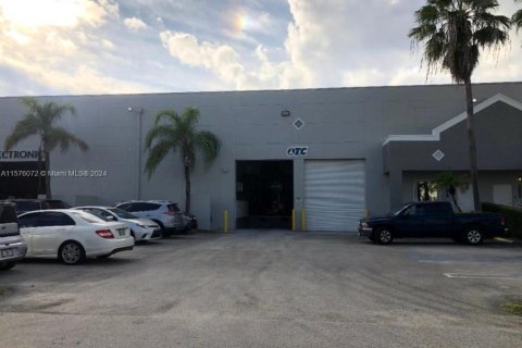 Commercial property in Doral, Florida № 1142081 - photo 1