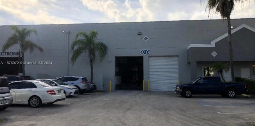 Commercial property in Doral, Florida № 1142081