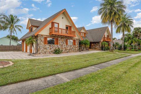 Villa ou maison à vendre à Merrit Island, Floride: 5 chambres, 461.35 m2 № 882950 - photo 3