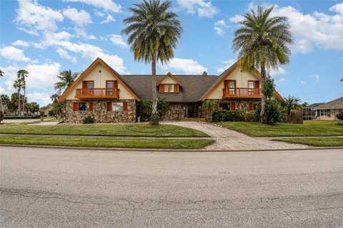 Villa ou maison à vendre à Merrit Island, Floride: 5 chambres, 461.35 m2 № 882950 - photo 1