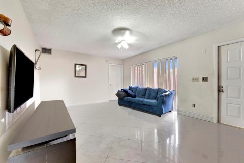Townhouse in North Lauderdale, Florida 3 bedrooms, 135.64 sq.m. № 1100166 - photo 8