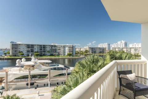 Condo in Aventura, Florida, 2 bedrooms  № 1388163 - photo 12