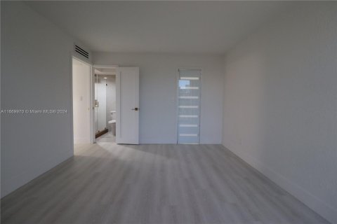 Condo in Sunny Isles Beach, Florida, 1 bedroom  № 1388179 - photo 13