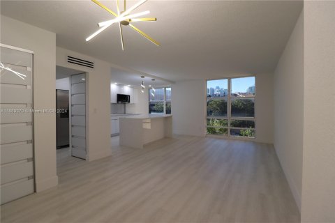 Condo in Sunny Isles Beach, Florida, 1 bedroom  № 1388179 - photo 1