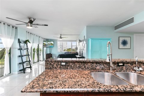 Condo in Hollywood, Florida, 2 bedrooms  № 1282526 - photo 9