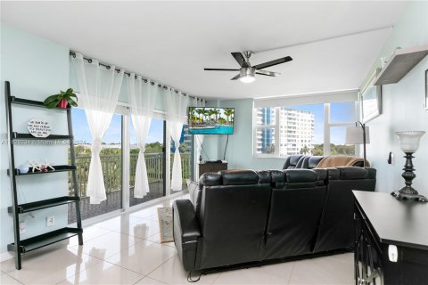 Condo in Hollywood, Florida, 2 bedrooms  № 1282526 - photo 1