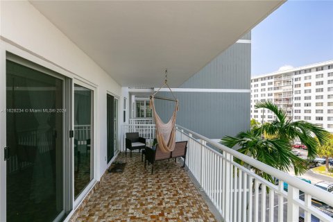 Copropriété à vendre à Hollywood, Floride: 2 chambres, 124.86 m2 № 1282526 - photo 16