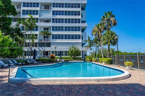 Copropriété à vendre à Fort Lauderdale, Floride: 2 chambres, 138.52 m2 № 1315630 - photo 25