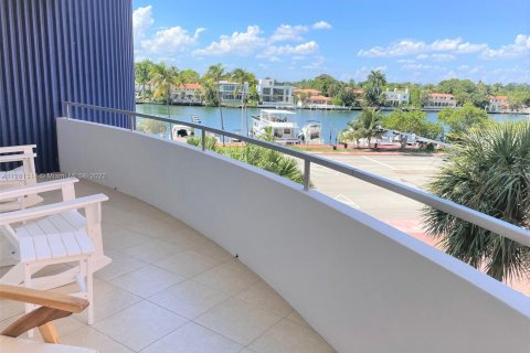 Apartamento en alquiler en Miami Beach, Florida, 2 dormitorios, 126.35 m2 № 135361 - foto 1