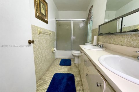Villa ou maison à vendre à Miami Gardens, Floride: 4 chambres, 221.39 m2 № 983792 - photo 13