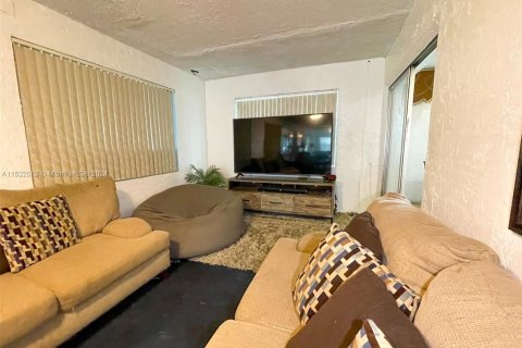 Villa ou maison à vendre à Miami Gardens, Floride: 4 chambres, 221.39 m2 № 983792 - photo 23