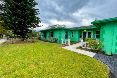 Villa ou maison à vendre à Miami Gardens, Floride: 4 chambres, 221.39 m2 № 983792 - photo 2