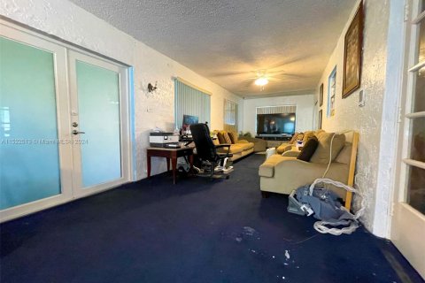 Villa ou maison à vendre à Miami Gardens, Floride: 4 chambres, 221.39 m2 № 983792 - photo 26