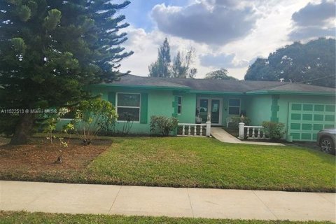 Villa ou maison à vendre à Miami Gardens, Floride: 4 chambres, 221.39 m2 № 983792 - photo 1