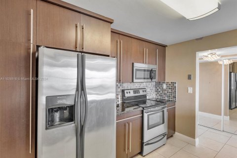 Condo in Hallandale Beach, Florida, 3 bedrooms  № 1316045 - photo 8