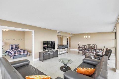 Copropriété à vendre à Hallandale Beach, Floride: 3 chambres, 132.85 m2 № 1316045 - photo 17