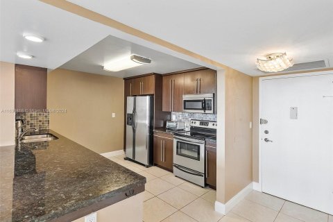 Condo in Hallandale Beach, Florida, 3 bedrooms  № 1316045 - photo 6